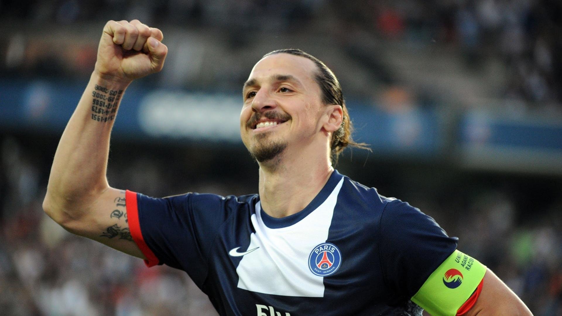 弗赖堡紧密回防限制对手传球路线，弗赖堡队